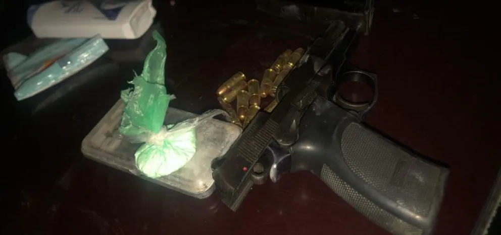 Quisieron evadir un control pero no pudieron, les encontraron drogas y un arma