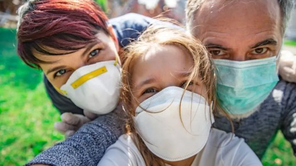 ¿Cuánto nos protegen los barbijos de tela ante el coronavirus y sus variantes?