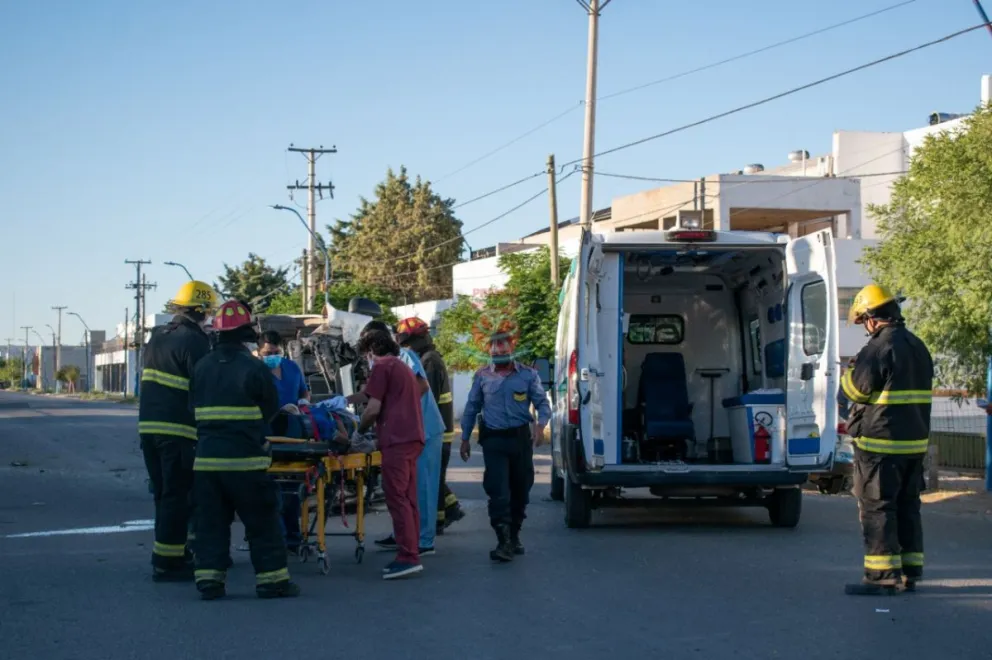 Quedó atrapado en la ambulancia tras volcar sobre calle Mendoza