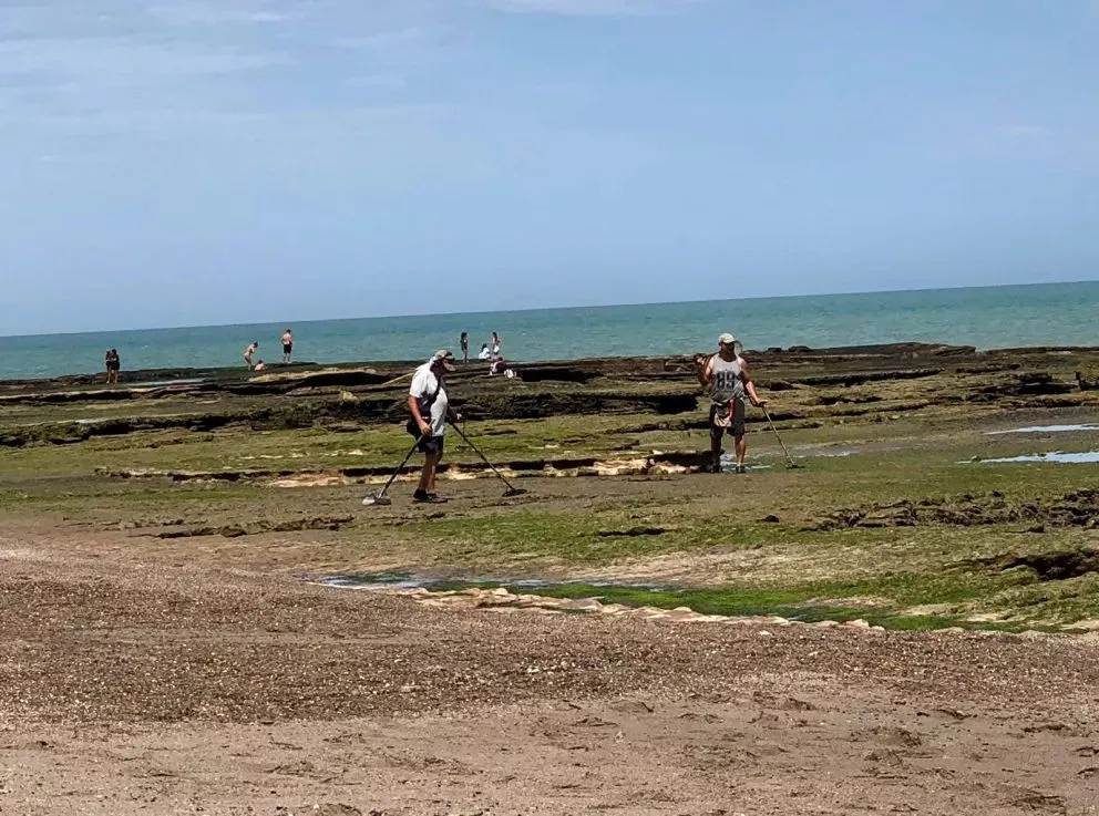 Los buscadores de tesoros captan la atención de todos en las playas