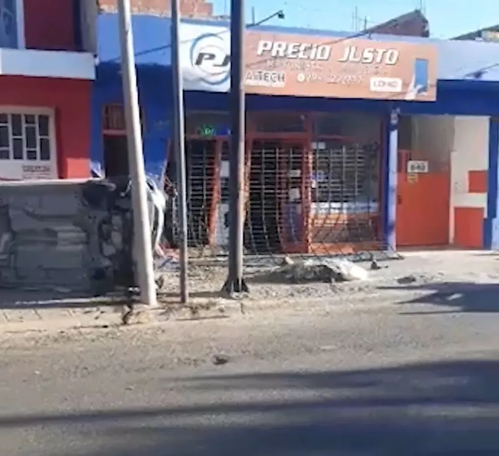 Un conductor borracho chocó de lleno contra un comercio en pleno centro 
