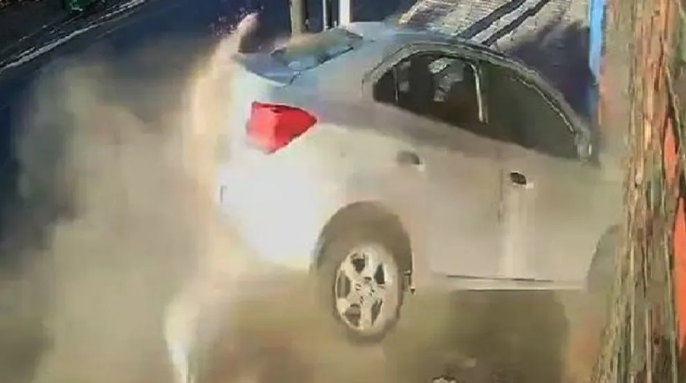 VIDEO: Las cámaras captaron el momento del choque del auto contra un comercio