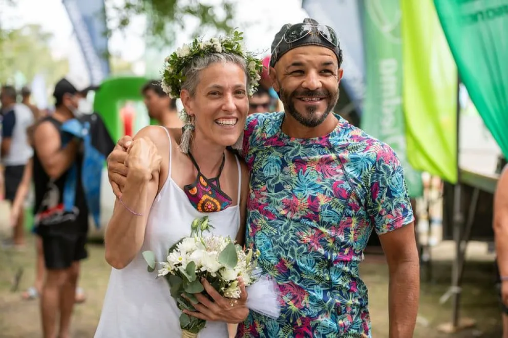 Emotivo; son roquenses y luego de competir se casaron en el cierre de la Regata del río Negro