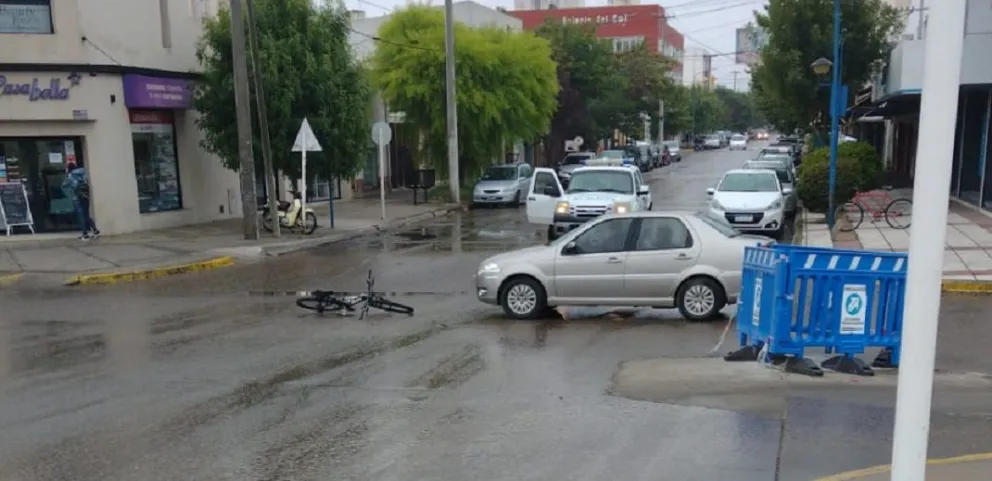 No respetó la prioridad de paso y atropelló a una mujer en bicicleta