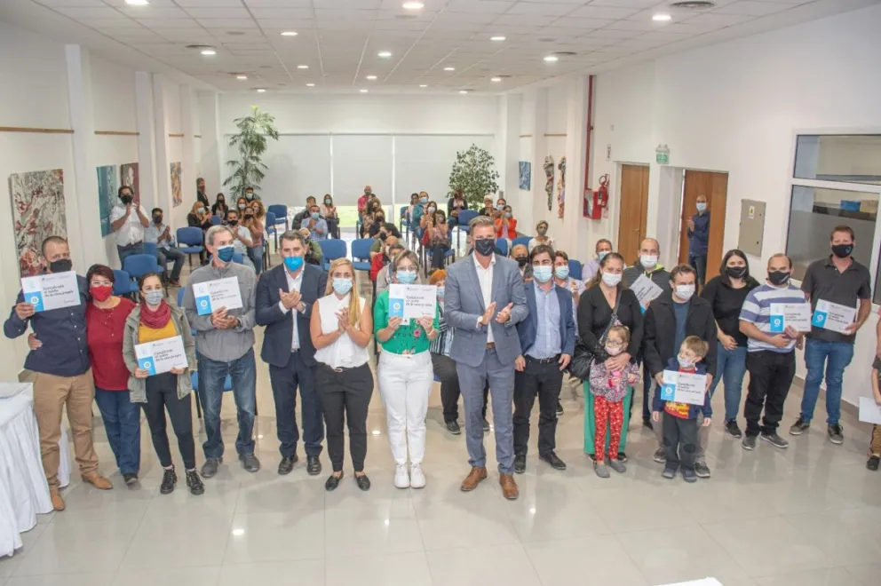 Pura emoción: Ocho familias roquenses recibieron créditos para construir sus casas 