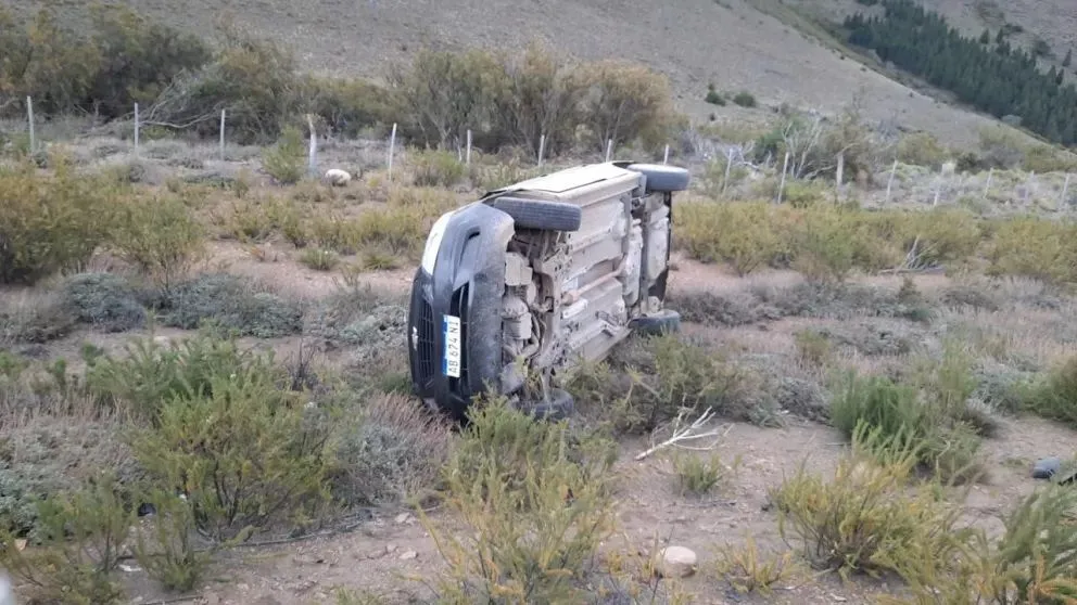 Volcó un auto y derrapó otro en un tramo sin mantenimiento de la Ruta 23