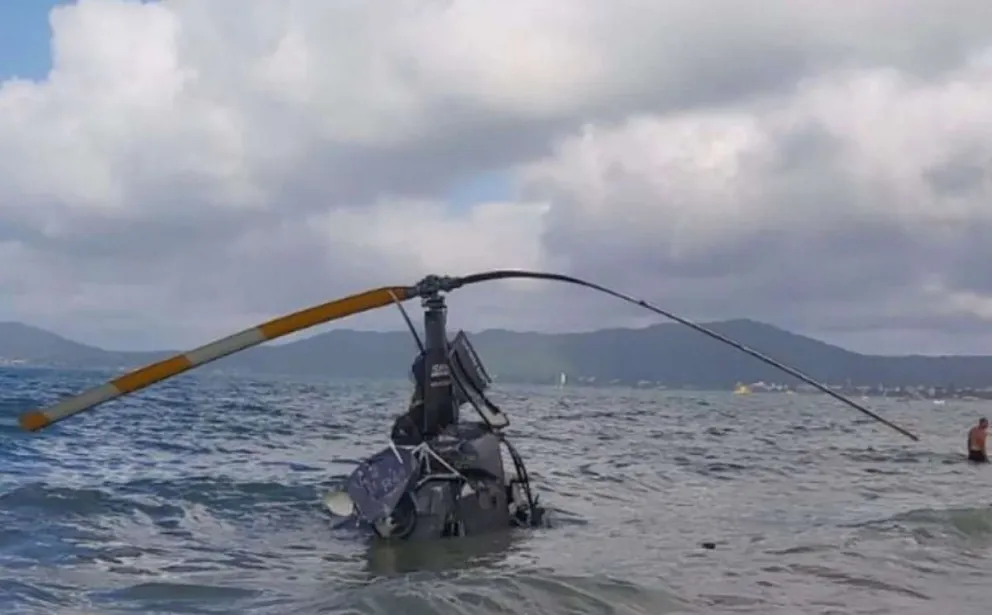 Video: Un helicóptero cayó en una playa de Florianópolis y habría turistas argentinos heridos