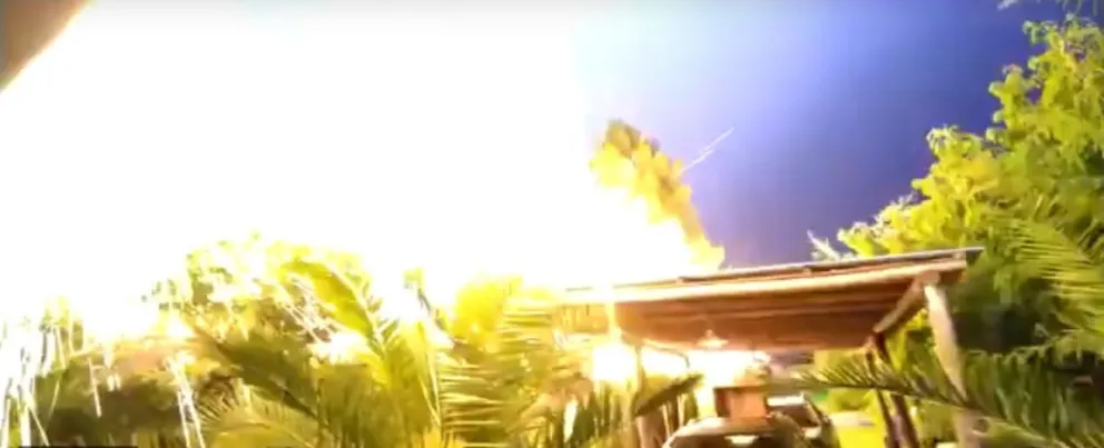 Impresionante: Un vecino de la ciudad captó el momento exacto en que un rayo cae en su patio