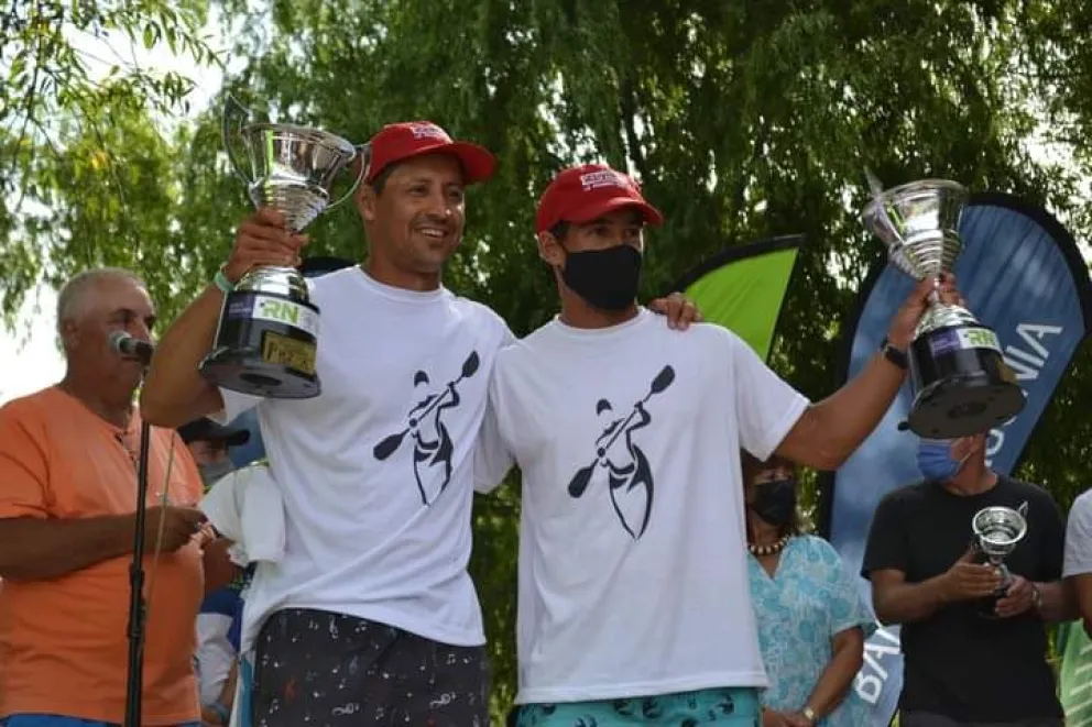 Orgullo y emoción: Es policía, compitió junto a su hermano en la Regata del río Negro y lograron la victoria