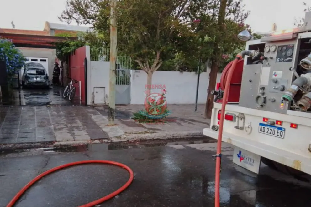 Tremendo: Un auto se prendió fuego en la entrada de una casa 
