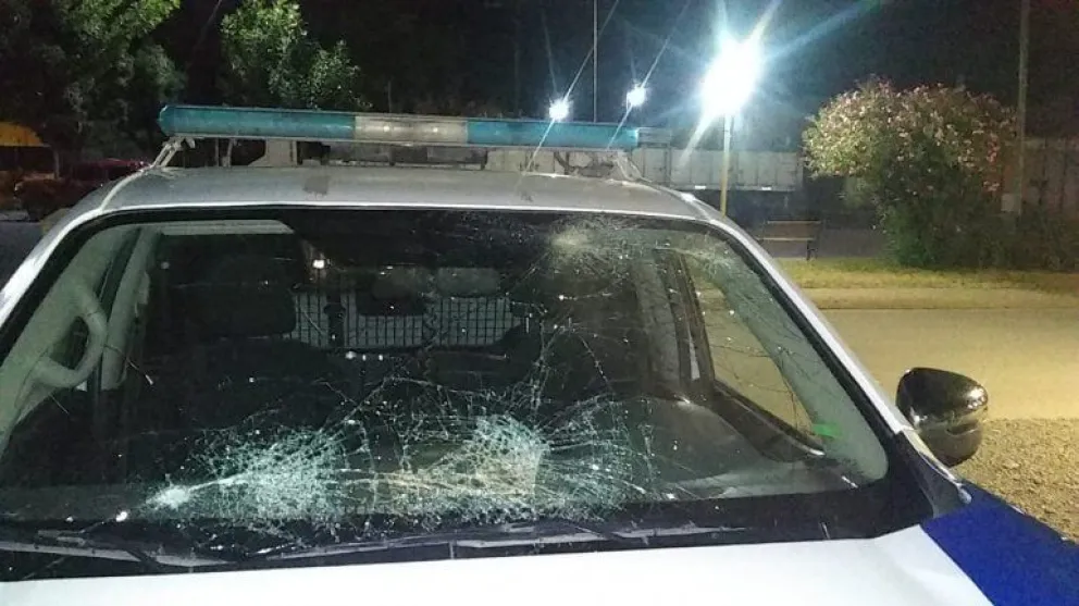 Piñas, corridas, amenazas con armas y persecución hasta dentro de una comisaría