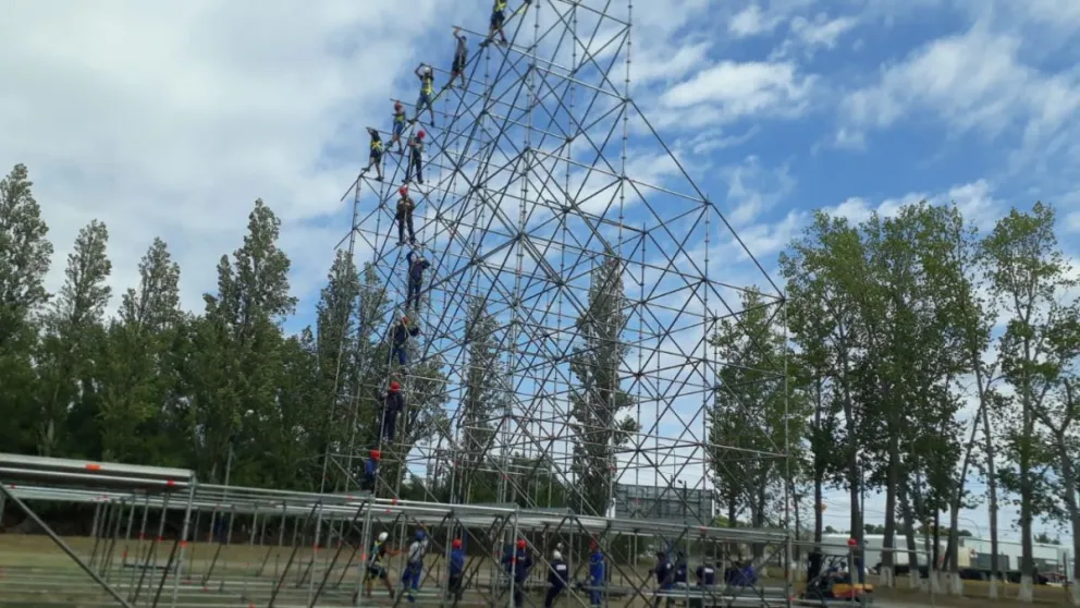 ¡No falta nada! Ya están armando el escenario en el predio para la FNM 2022 