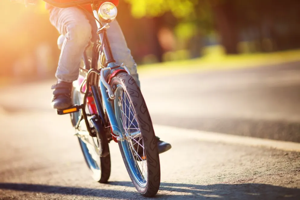Pidió una bicicleta por Facebook para llevar a su nena a la escuela y una vecina se la regaló 