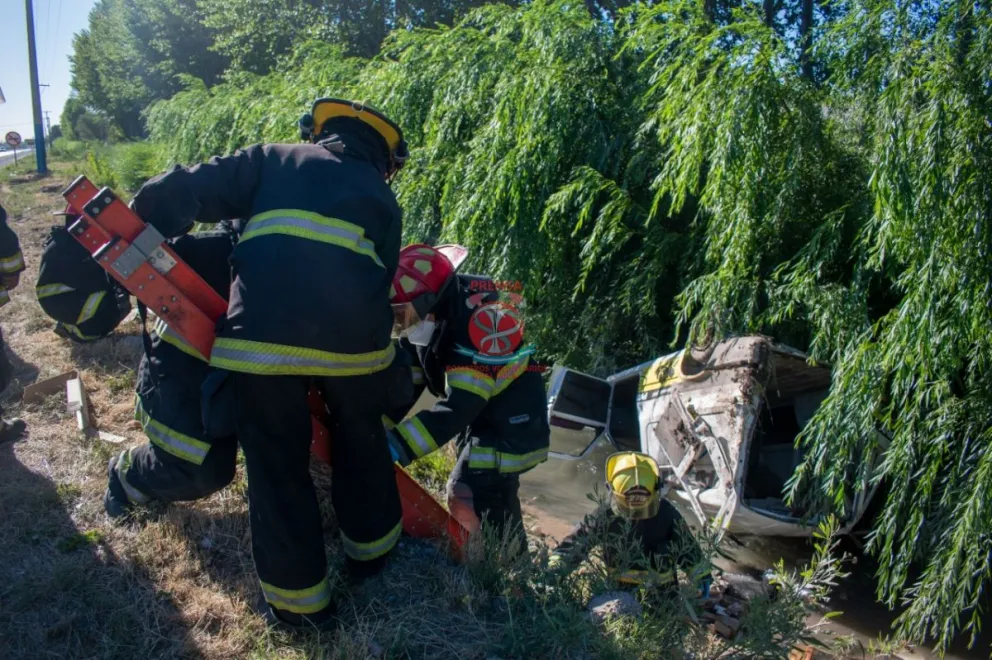 Accidente vial: Una camioneta terminó dentro del desagüe