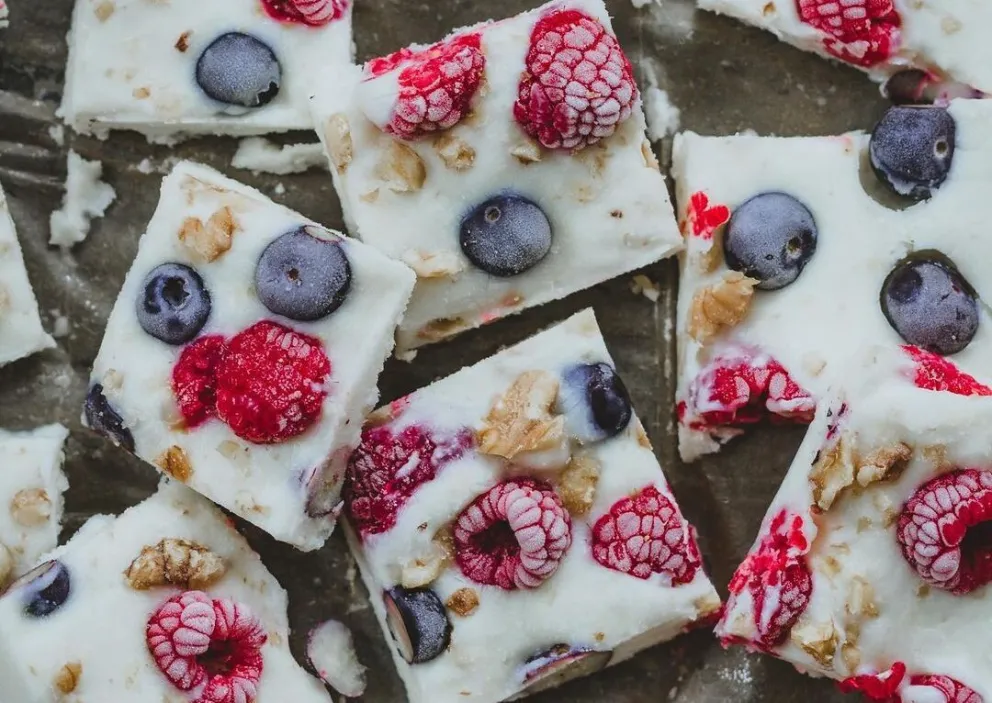 Fresco y saludable: cómo prepara barritas congeladas de yogur y frutos rojos