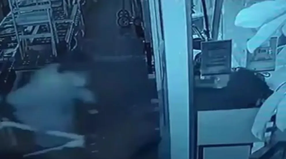 Reventaron una vidriera y robaron tres bicicletas en pleno centro