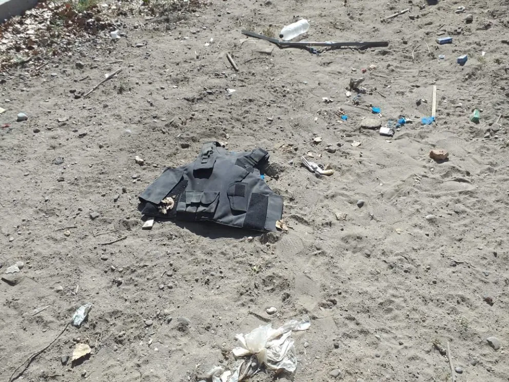 Le tiraron un arma y un chaleco antibalas al patio de su casa