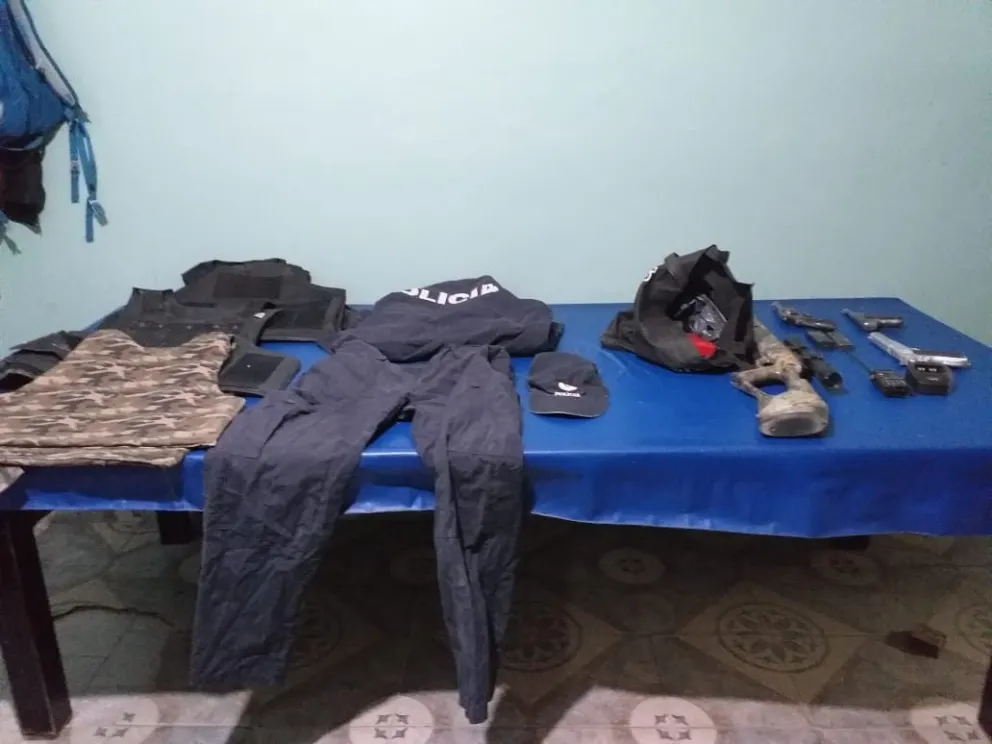 Completito: detuvieron a un hombre que tenía armas, chalecos antibalas y hasta uniformes de policia en su casa 