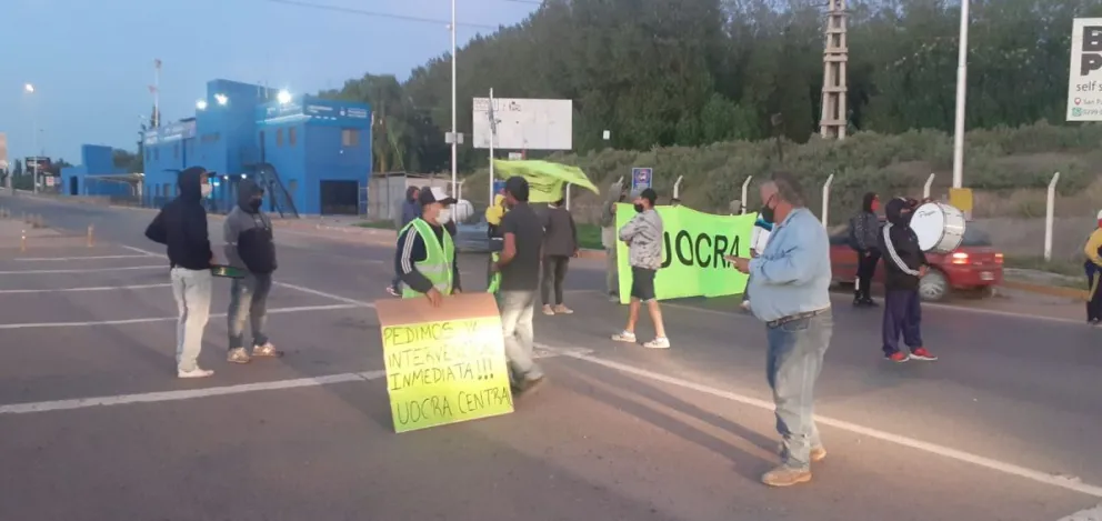 Gigantesco embotellamiento y caos en los puentes carreteros hacia Neuquén