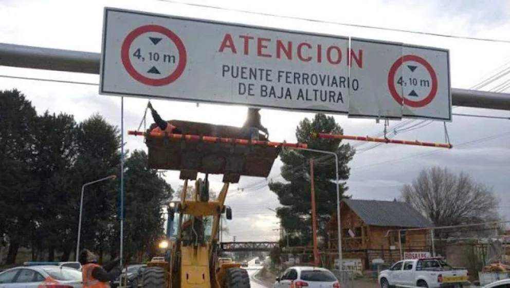 Aumentan las multas por no respetar la altura máxima en el ingreso al puente ferroviario