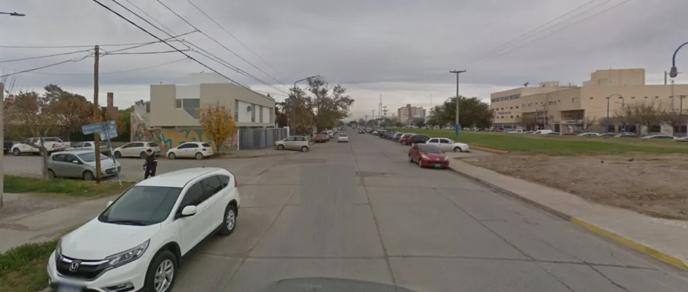Madrugada complicada: tuvo un desperfecto eléctrico y se le incendió el auto en la calle