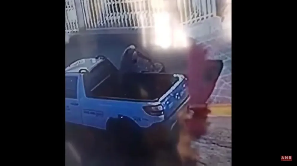 VIDEO: Se dejó las herramientas en la caja y un ciclista se las robó