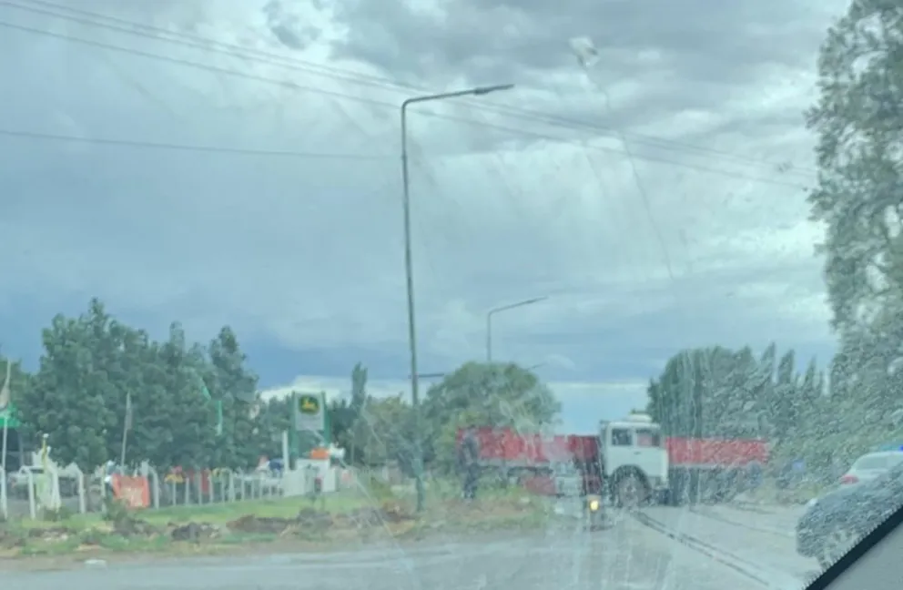 Ruta 22: Maniobró para evitar un choque y terminó atravesado en la cinta asfáltica