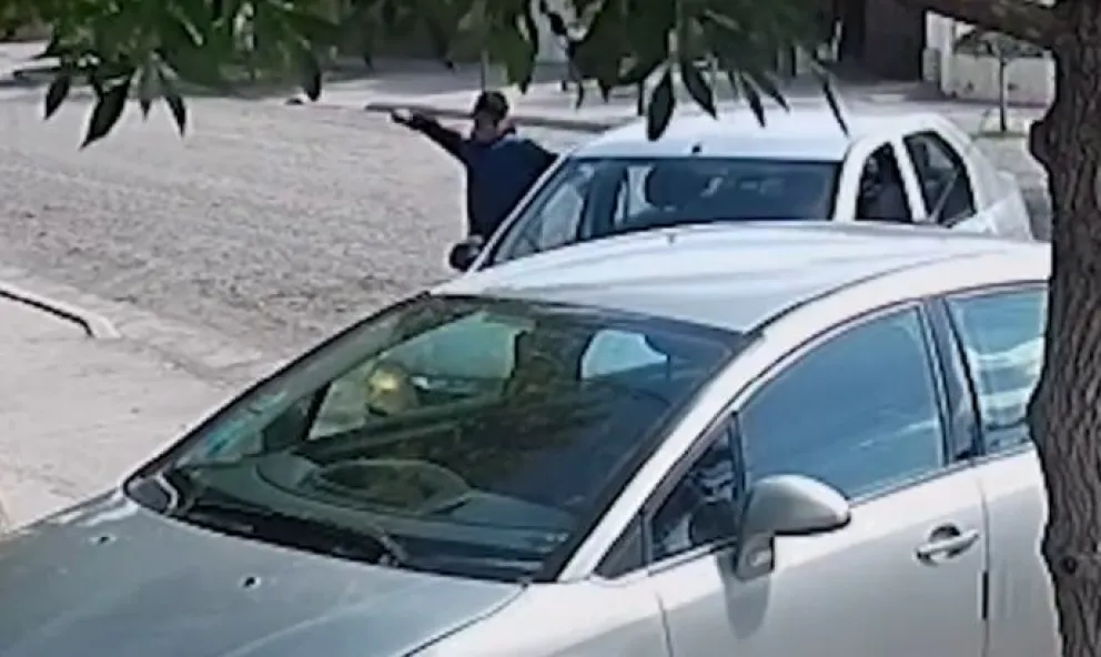 Atraparon a los motochorros que asaltaron a la mujer que estaba estacionando