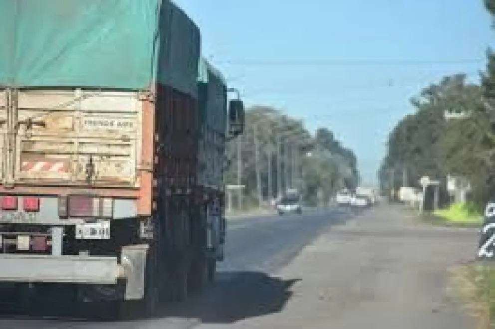 Un camión con acoplado esquivó a un auto y casi vuelca en plena ruta 