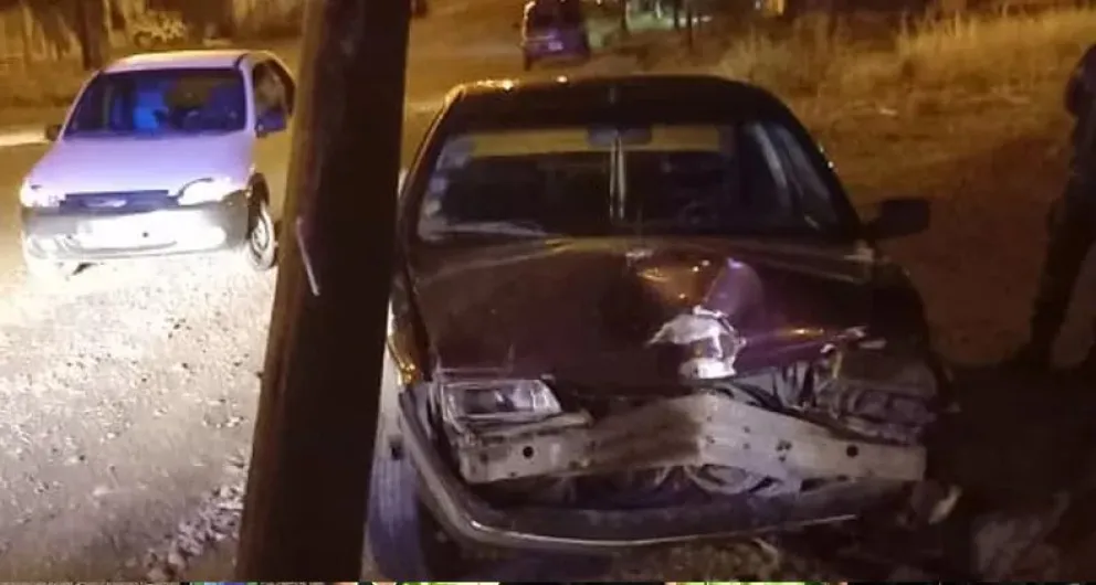 Totalmente borracho impactó contra un poste de luz y casi lo arranca