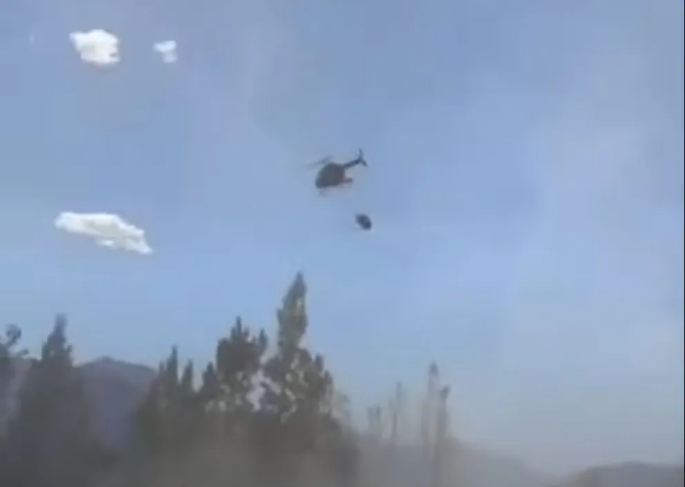 Mirá el aterrizaje del helicóptero con brigadistas por el incendio del lago Martin