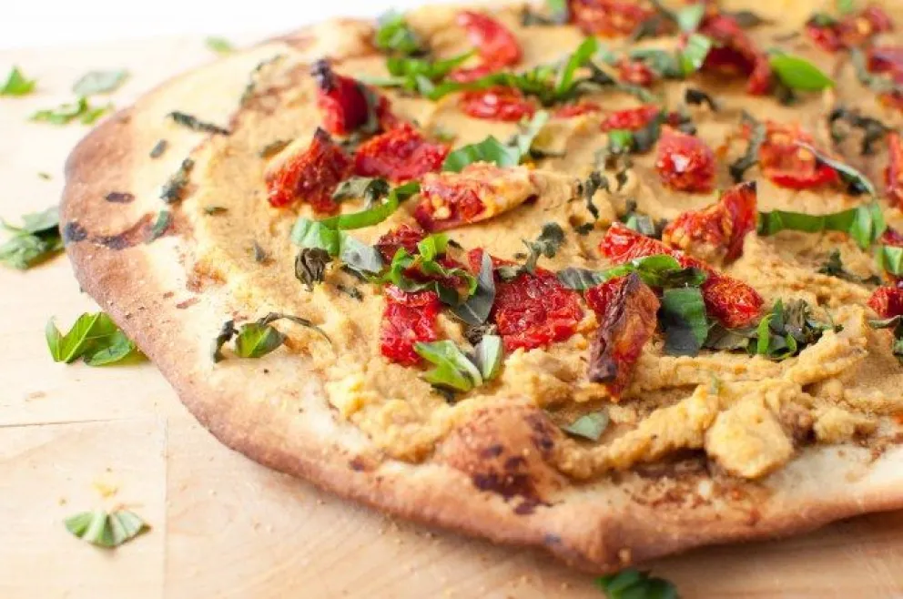 Receta de pizza vegana con hummus y verduras ¡deliciosa y saludable!