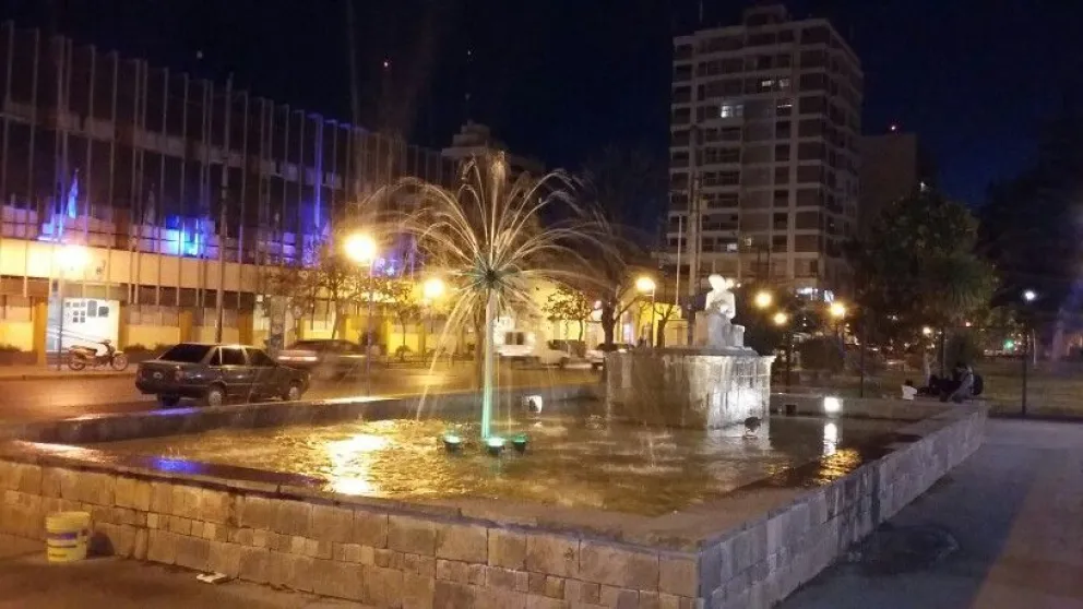 Salió a bailar, le robaron en el boliche y los ladrones se quedaron en la plaza con el botín 