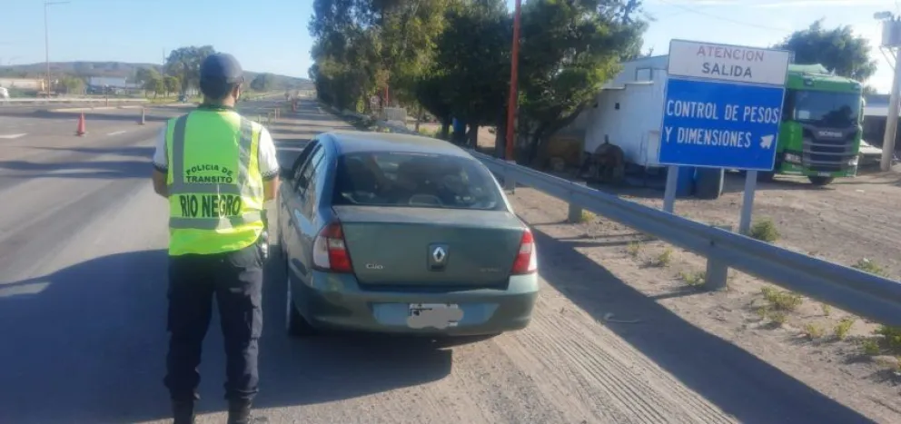 La policía retuvo un Renault Clio con pedido de secuestro desde Bariloche