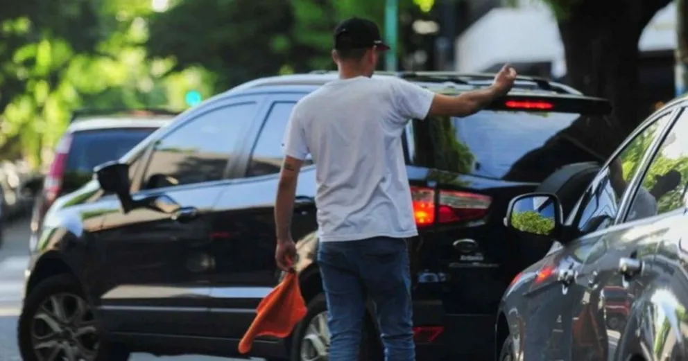 Le dijo que no quería que le laven el auto y se lo rayó