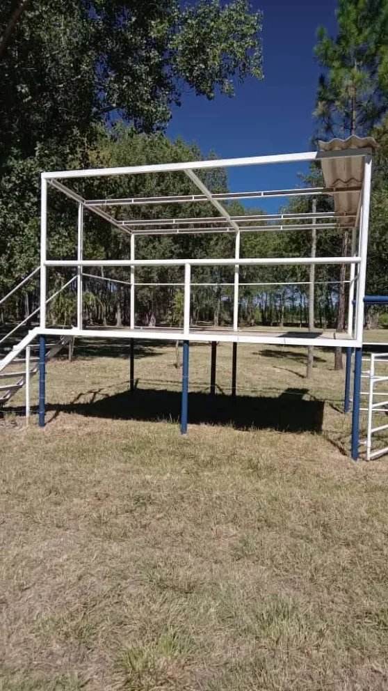 De no creer: Se robaron el techo del palco del escenario de una fiesta