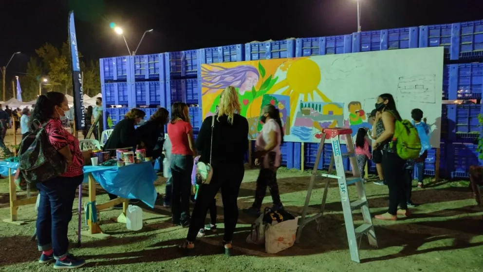 Chelo Candia y los más chicos realizaron un mural interactivo en la ciudad