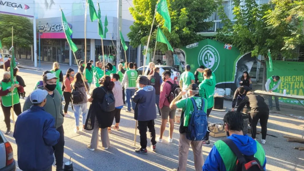 ATE se manifiesta Frente al Consejo Escolar de Roca con corte de calle
