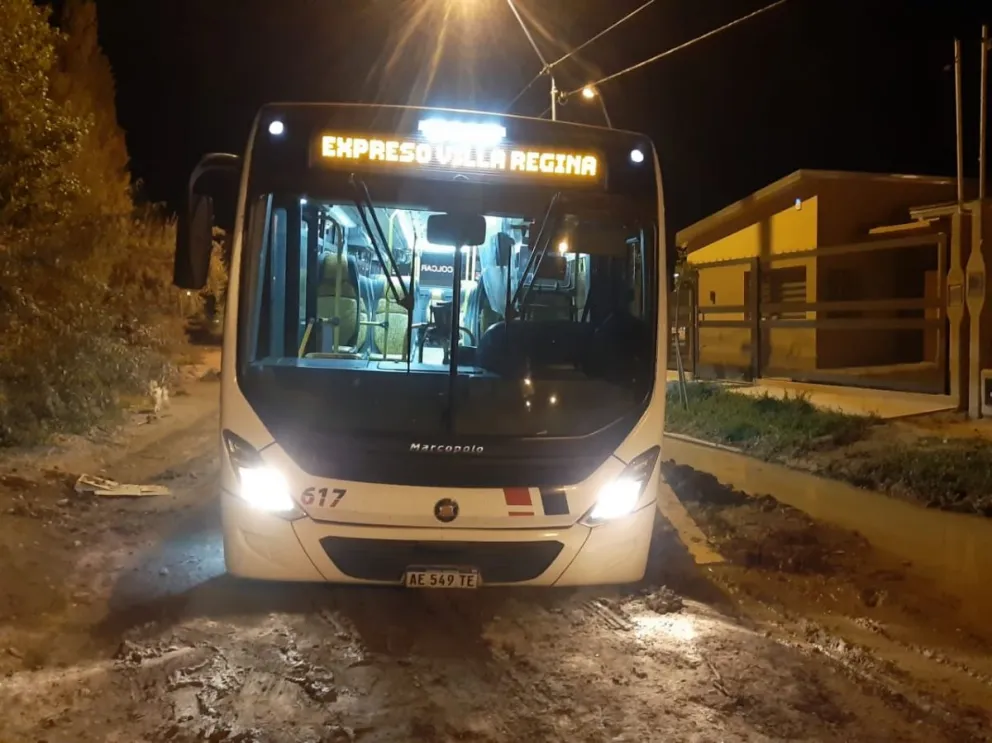 Un colectivo Koko quedó encajado en plena calle y vecinos ayudaron a sacarlo con palas
