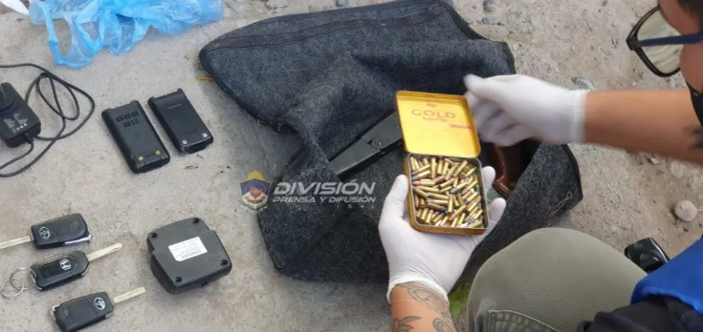 Secuestraron armas de fuego y detuvieron a cuatro personas en un allanamiento