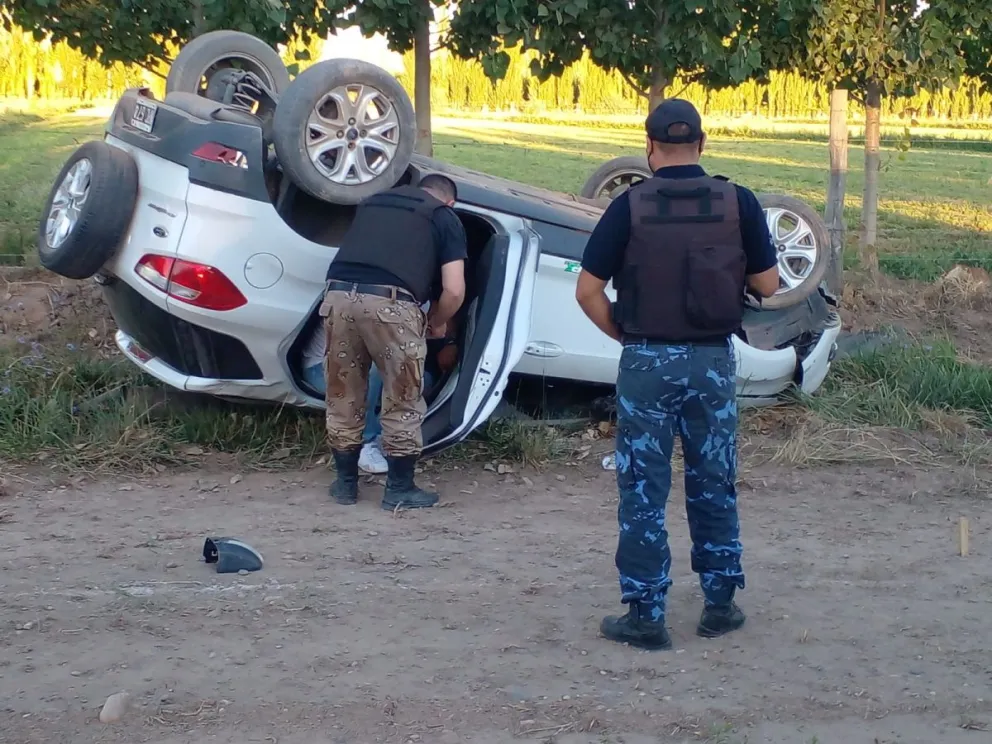 Chocaron y les quedó la camioneta patas para arriba