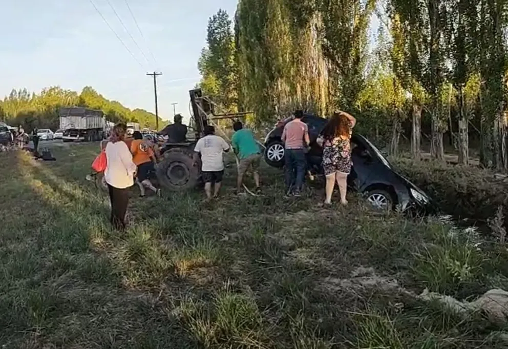 Tuvo que esquivar a un imprudente y cayó adentro de un canal de riego con toda la familia 