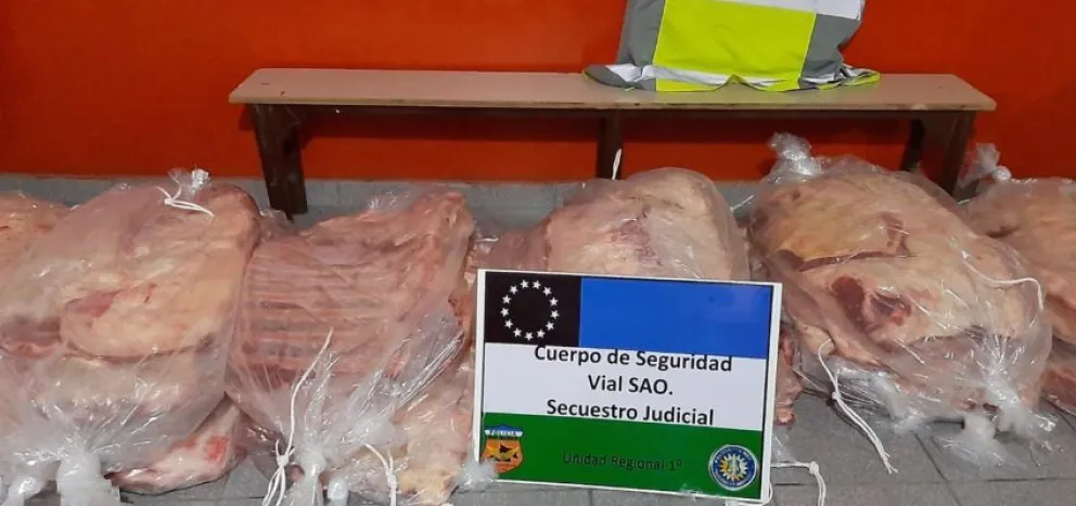 Quisieron esquivar un control con 35 costillares de contrabando: los delató el auto bajo por el peso
