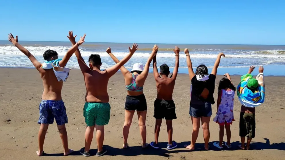 Todos a la playa: SENAF llevó a 17 chicos y chicas de visita a la costa 