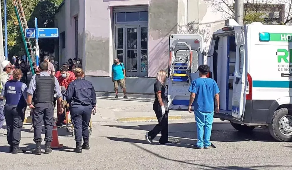 Un camión se llevó puesto el tendido eléctrico e hizo caer a un trabajador que trabajaba en las alturas