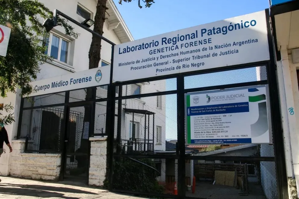 La joven brasilera habría sido asesinada en el lugar del hallazgo