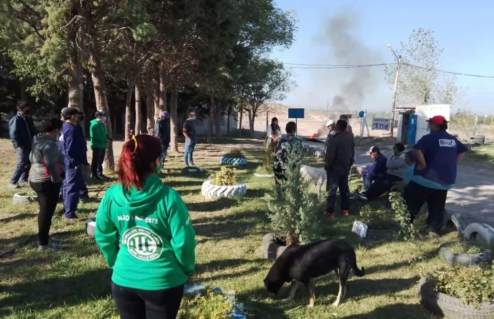 Trabajadores reclaman en la planta de reciclaje municipal