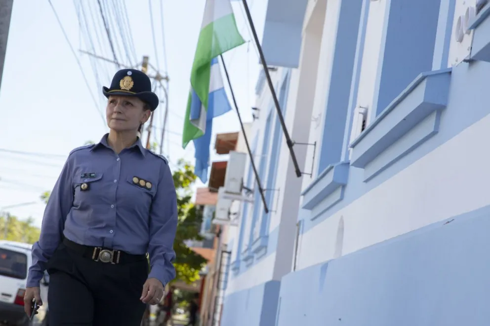 Pura emoción: Adriana Fabi es la primera mujer en alcanzar la máxima jerarquía policial