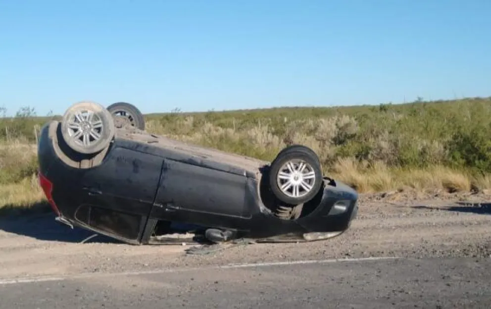 Ruta 151: Esquivaban los pozos en el pavimento y terminaron volcando