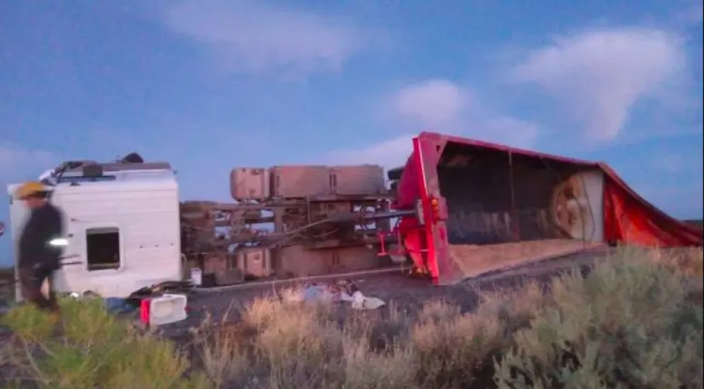 Volcó un camión que transportaba arena sobre la Ruta Nacional 151
